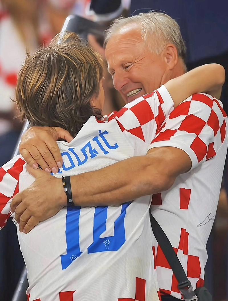 斯帕莱蒂：伊尔迪兹续约不归我管；若国家队需要愿意提供帮助