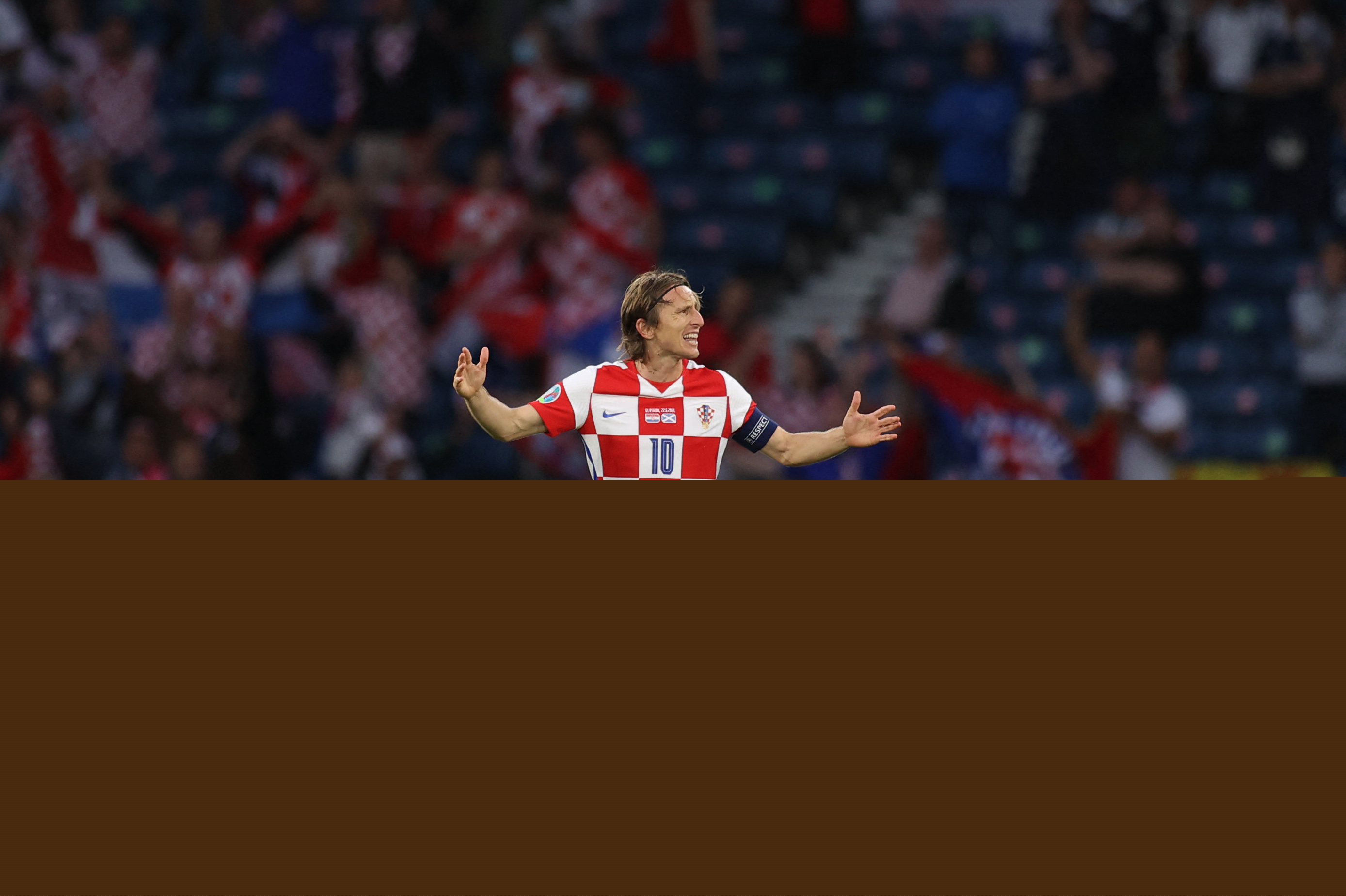 上海海港实现三连冠，申花亚军，梅州客队降级，亚冠表现不佳，山东泰山机会最大。