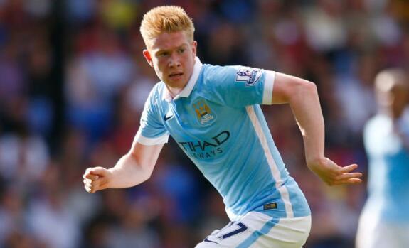 伊涅斯塔造访巴萨基地，与佩德里、费尔明、亚马尔合影