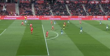 欧文突破防守送出关键助攻