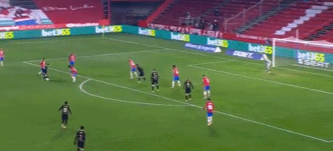 西甲战报：斯威德伯格梅开二度，九人皇马0-2塞尔塔