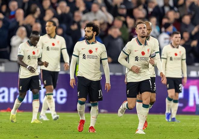 活久见，阿根廷杯决赛独立队主帅用脚绊倒对手拖延时间被罚下