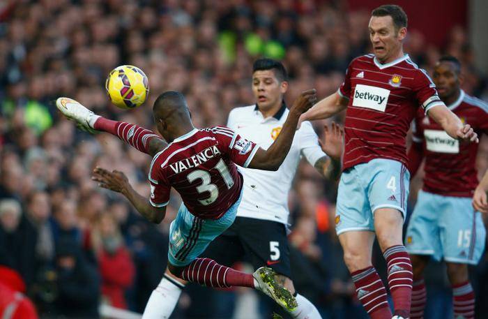 两位体坛巨星会面，樊振东欢乐开怀非常松驰，齐达内眼中充满欣赏